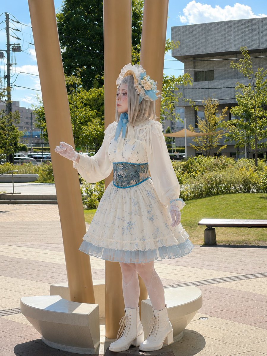 _cochica_'s tweet photo. 避暑スタイル作っているとのことで。
裾に水色のフリルはどうでしょう。

AIにより色々変わっちゃってるけど（笑） https://t.co/0c2Rn2zXfd