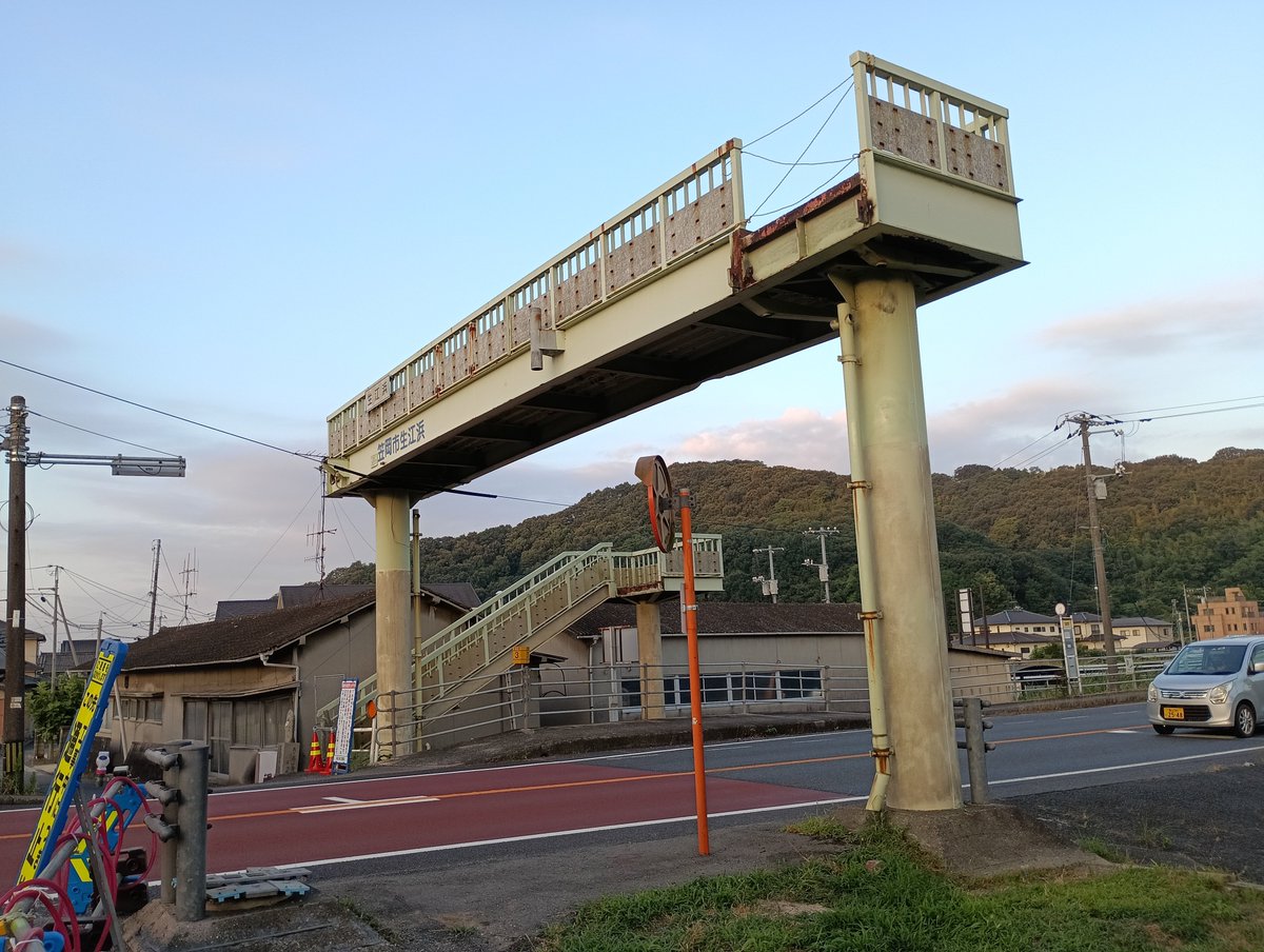 phantom_106's tweet photo. お手本のようなトマソン、ではなくて解体中の歩道橋。長年当たり前のようにあったのが無くなるのは寂しいけど、実際使わないんだよなぁ。 https://t.co/pygRoCwtJ1