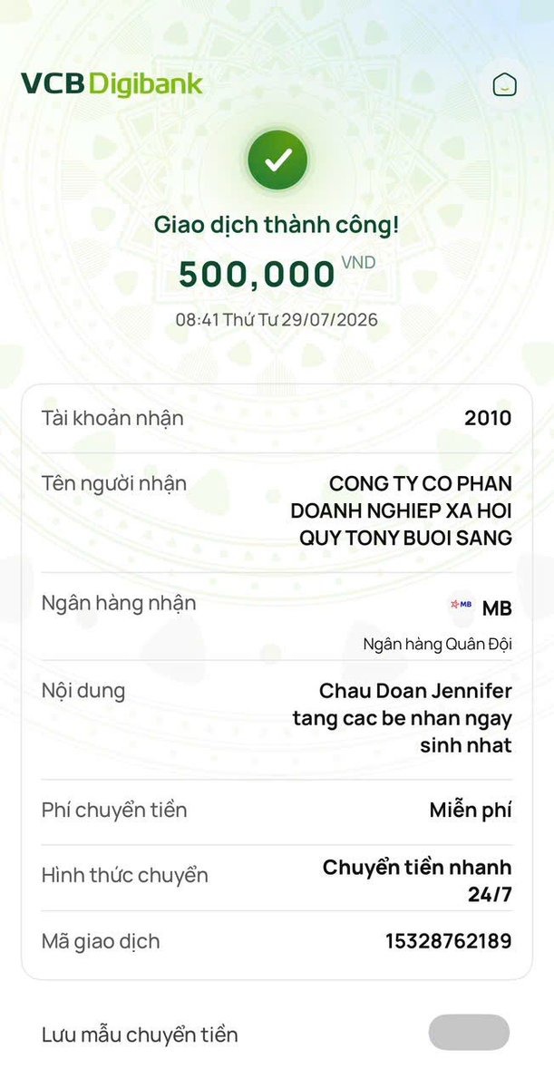 Chau2907's tweet photo. Happy birthday to me!  

Cái sự lớn của mình cũng là một kỳ tích.  

Ba má nói lúc nhỏ mình ốm đau liên miên. Khi ba má đón mình về nuôi là những ngày dài đi viện. Vì thế mà hôm nay có được thân thể này, từng tế bào trong cơ thể đều là công ơn ba má. Vì biết ơn ba má nên phải sống sao cho thật khỏe mạnh. Cha mẹ nào cũng muốn con mình vui vẻ, khỏe mạnh.  
Nhớ lúc đưa ba vào viện, trước khi ba đi xa, cận kề sinh tử, câu dặn đầu tiên của ba lại là: "Ba đi, con đừng khóc nha con." 
 Vì biết ơn Thầy Tổ nên nguyện mỗi ngày tập sống tỉnh thức, hướng về nơi có ánh sáng, để tự mình luôn sống trong an lạc và mang năng lượng tích cực đến những nơi mình được đến.  
Vì biết ơn cuộc đời nên nguyện sống mỗi ngày: nếu không giúp được ai thì cũng sẽ không bao giờ hại ai. Nguyện làm đẹp cho cuộc đời theo khả năng của mình, dù chỉ là những điều nhỏ nhất.  

Xin nguyện sống với lòng biết ơn, và nhân ngày này,  một chút tấm lòng gửi cho các bé như sự chia sẻ yêu thương . 
 Hình chụp với chị hai năm 1990.
 Bữa sáng ở góc quán chay quen thuộc mà nghe lòng bình an đến lạ.