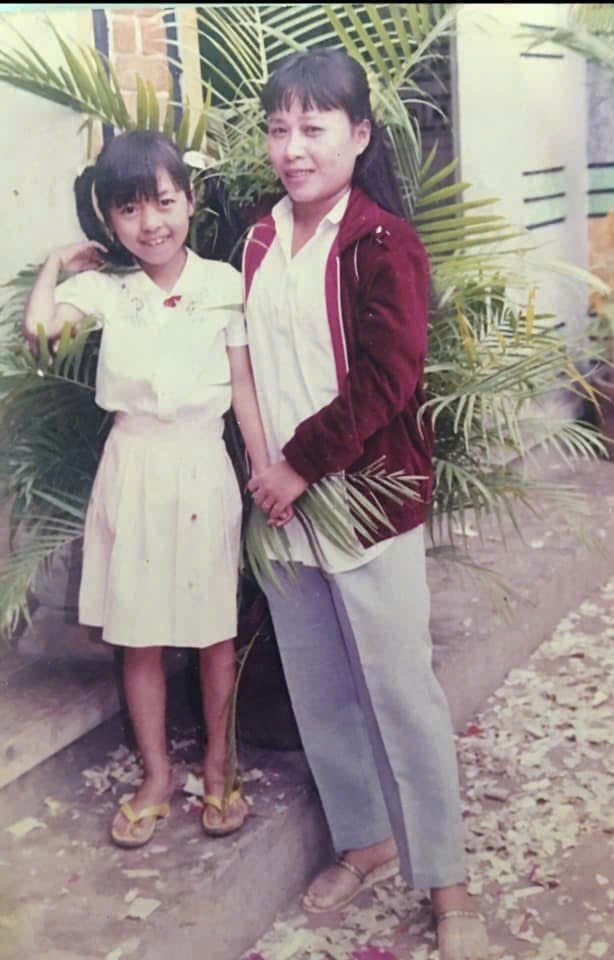 Chau2907's tweet photo. Happy birthday to me!  

Cái sự lớn của mình cũng là một kỳ tích.  

Ba má nói lúc nhỏ mình ốm đau liên miên. Khi ba má đón mình về nuôi là những ngày dài đi viện. Vì thế mà hôm nay có được thân thể này, từng tế bào trong cơ thể đều là công ơn ba má. Vì biết ơn ba má nên phải sống sao cho thật khỏe mạnh. Cha mẹ nào cũng muốn con mình vui vẻ, khỏe mạnh.  
Nhớ lúc đưa ba vào viện, trước khi ba đi xa, cận kề sinh tử, câu dặn đầu tiên của ba lại là: "Ba đi, con đừng khóc nha con." 
 Vì biết ơn Thầy Tổ nên nguyện mỗi ngày tập sống tỉnh thức, hướng về nơi có ánh sáng, để tự mình luôn sống trong an lạc và mang năng lượng tích cực đến những nơi mình được đến.  
Vì biết ơn cuộc đời nên nguyện sống mỗi ngày: nếu không giúp được ai thì cũng sẽ không bao giờ hại ai. Nguyện làm đẹp cho cuộc đời theo khả năng của mình, dù chỉ là những điều nhỏ nhất.  

Xin nguyện sống với lòng biết ơn, và nhân ngày này,  một chút tấm lòng gửi cho các bé như sự chia sẻ yêu thương . 
 Hình chụp với chị hai năm 1990.
 Bữa sáng ở góc quán chay quen thuộc mà nghe lòng bình an đến lạ.