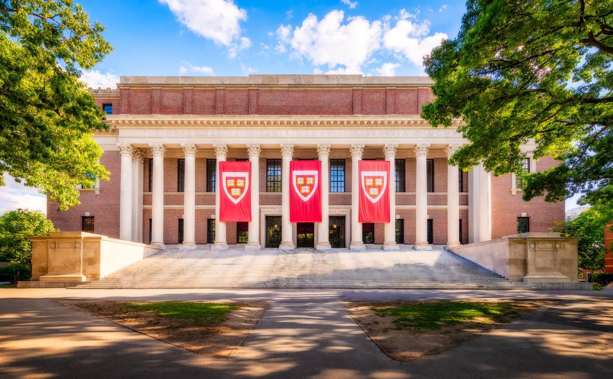 nanoprofe's tweet photo. Empecemos con Harvard University (Estados Unidos). Tiene 2,400 profesores de tiempo completo (PTC) y 3,000 investigadores entre posdoctorantes y personal científico de tiempo completo. Su presupuesto anual operativo es de USD$6,100-6,400 millones, dedicando entre USD$1,000-1,100 millones al año en investigación (la mayoría, financiamiento externo). Anualmente genera entre 18,000 y 22,000 artículos científicos indexados, y entre 180-220 patentes. 
Tiene 161 premios Nobel (entre profesores e investigadores afiliados y egresados), además de decenas de laureados con premios como el Kavli, Príncipe de Asturias, medallas Fields, Lasker y Turing.
La colegiatura por estudiante es de USD$58,000-62,000/año, aunque el gasto real por estudiante es de USD$230,000/año (si distribuyeramos el presupuesto anual total entre cada estudiante matriculado). 
Su posición en rankings internacionales es: QS World: #4 | THE: #3 - #4 | ARWU (Shanghái): #1. /2