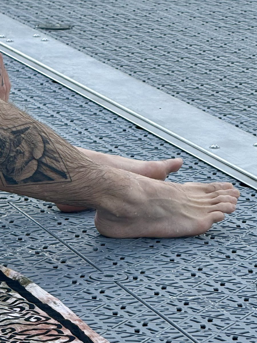 feetpassioned's tweet photo. I looooove pool days 🤤🤤🤤 https://t.co/CpOlnZ6el1