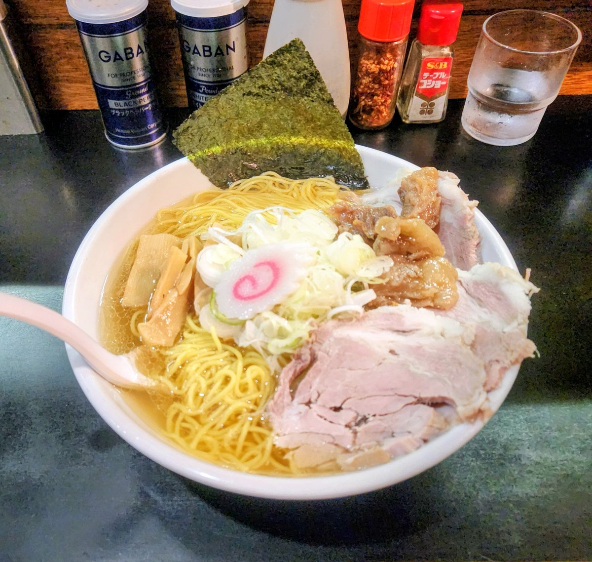 hiro705's tweet photo. 一条流がんこラーメン 総本家分家四谷荒木町
◆牛のラーメン 塩 大盛り
国産牛骨・和牛テール・和牛スジ等×34kgの出汁🐮
肉の日に相応しい牛づくしの出汁！
牛テールの重厚な甘味、髄と脂のコクと牛スジのほんのり甘くコラーゲンたっぷりの旨味が良い😋 
ご馳走さまでした🙏
#ｱﾙﾌｧｽﾞﾗｰﾒﾝ部 https://t.co/tVNJjOGY38