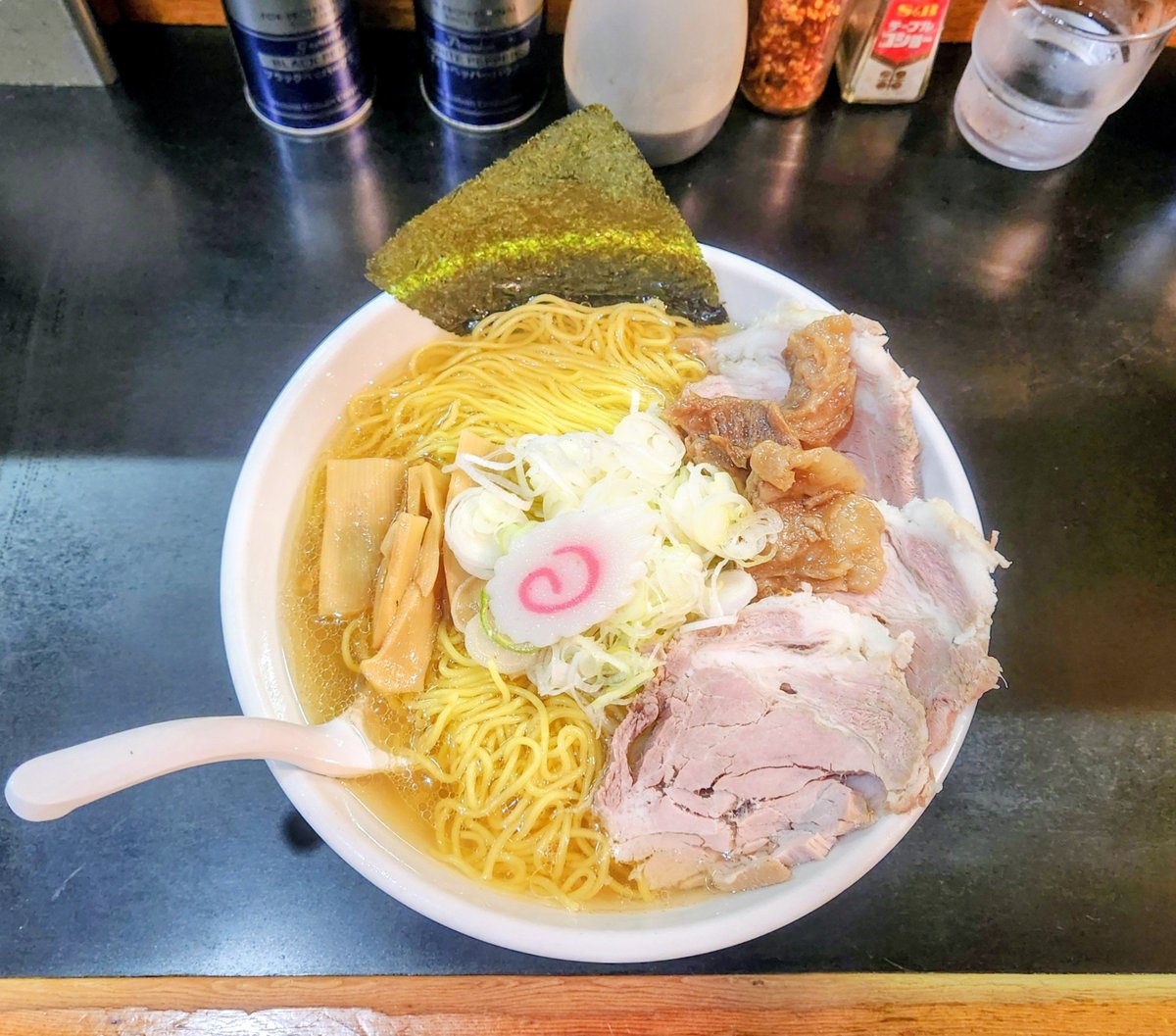 hiro705's tweet photo. 一条流がんこラーメン 総本家分家四谷荒木町
◆牛のラーメン 塩 大盛り
国産牛骨・和牛テール・和牛スジ等×34kgの出汁🐮
肉の日に相応しい牛づくしの出汁！
牛テールの重厚な甘味、髄と脂のコクと牛スジのほんのり甘くコラーゲンたっぷりの旨味が良い😋 
ご馳走さまでした🙏
#ｱﾙﾌｧｽﾞﾗｰﾒﾝ部 https://t.co/tVNJjOGY38