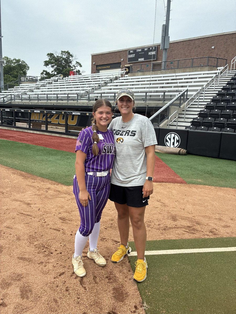 HaileyHell65027's tweet photo. What a fantastic day in COMO! The MIZZOU camps never disappoint! Can’t wait to be back! Thank you coaches so much for spending the day with us and helping us grow! Thank you Mom for making this possible! MIZ! 💛 https://t.co/jWXujN4Kko