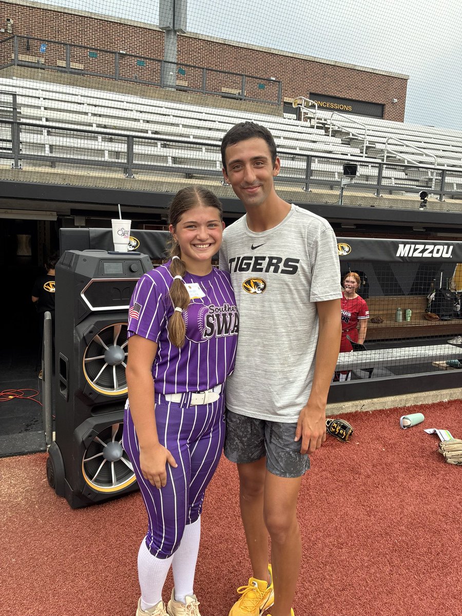 HaileyHell65027's tweet photo. What a fantastic day in COMO! The MIZZOU camps never disappoint! Can’t wait to be back! Thank you coaches so much for spending the day with us and helping us grow! Thank you Mom for making this possible! MIZ! 💛 https://t.co/jWXujN4Kko