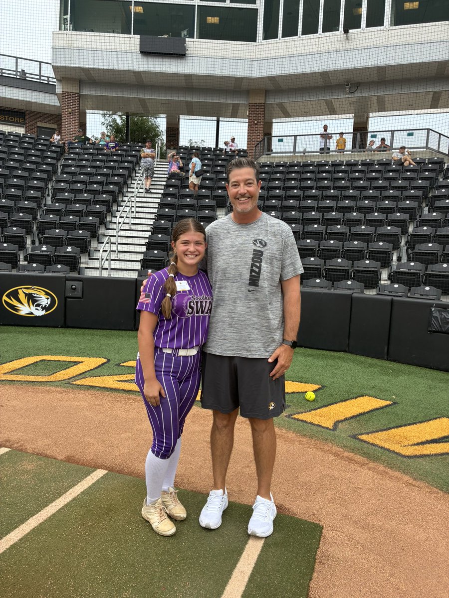 HaileyHell65027's tweet photo. What a fantastic day in COMO! The MIZZOU camps never disappoint! Can’t wait to be back! Thank you coaches so much for spending the day with us and helping us grow! Thank you Mom for making this possible! MIZ! 💛 https://t.co/jWXujN4Kko