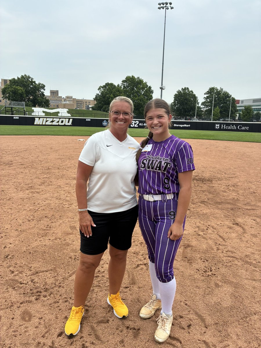 HaileyHell65027's tweet photo. What a fantastic day in COMO! The MIZZOU camps never disappoint! Can’t wait to be back! Thank you coaches so much for spending the day with us and helping us grow! Thank you Mom for making this possible! MIZ! 💛 https://t.co/jWXujN4Kko
