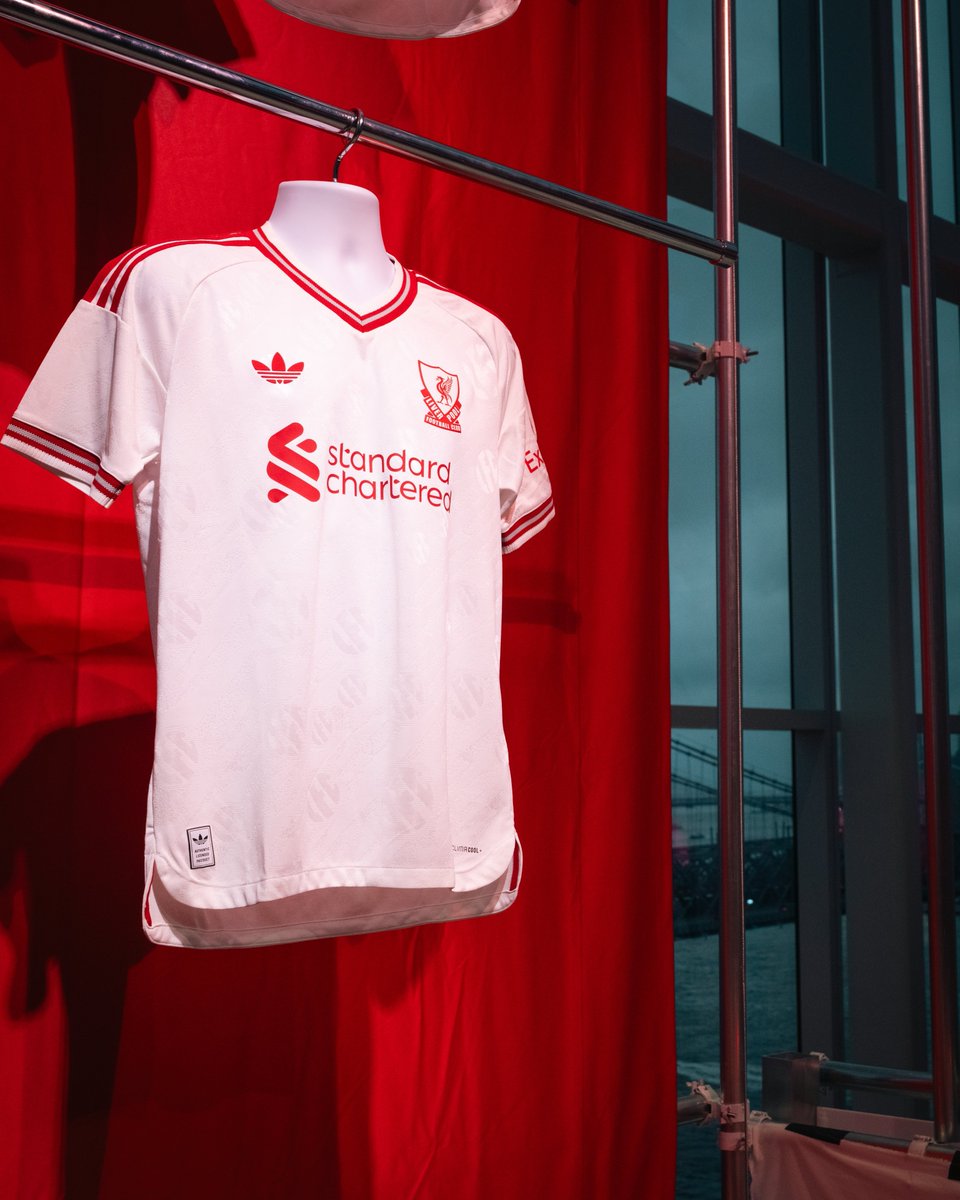 tansuuuw's tweet photo. RESMI: Liverpool meluncurkan jersey away terbaru untuk musim 2026/27. 🤍✨

Gimana menurut kalian? Berapa rating yang pantas untuk jersey ini dari skala 1–10? https://t.co/1Cn99NSaOq