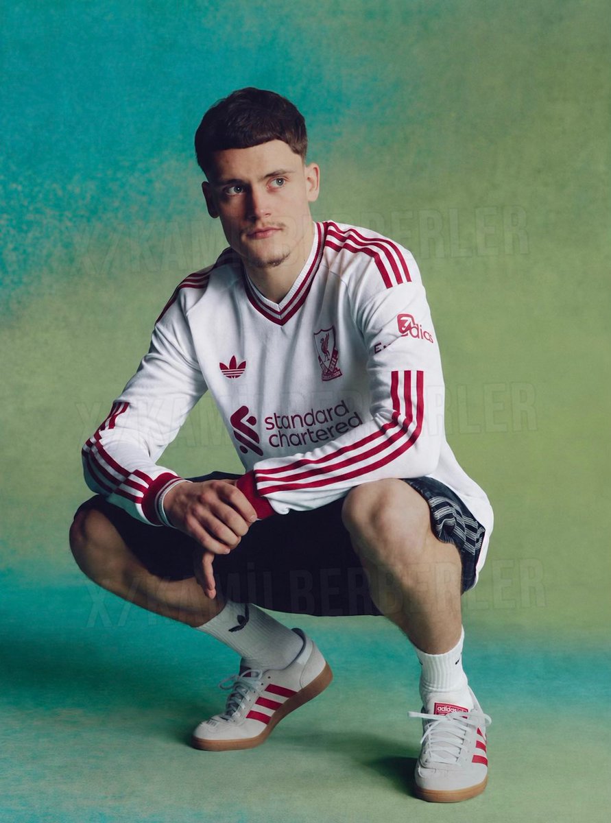 tansuuuw's tweet photo. RESMI: Liverpool meluncurkan jersey away terbaru untuk musim 2026/27. 🤍✨

Gimana menurut kalian? Berapa rating yang pantas untuk jersey ini dari skala 1–10? https://t.co/1Cn99NSaOq