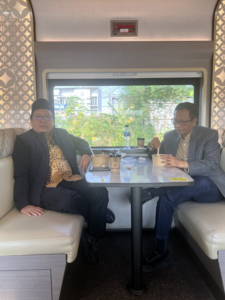 mohmahfudmd's tweet photo. Naik Kereta Taksaka dari Jakarta ke Cirebon sangat nyaman. Tepat waktu, betsih, konsumsi tinggal pilih sesuai selera. Saya sukan makan Sei Sapi. Enak. Ponpes Buntet, I am coming. https://t.co/VM3OzYlAKy