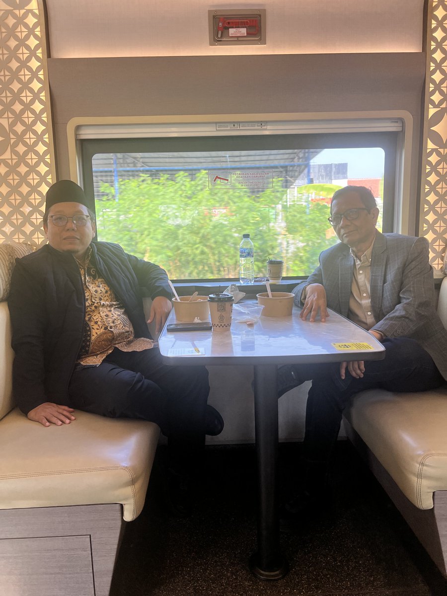 mohmahfudmd's tweet photo. Naik Kereta Taksaka dari Jakarta ke Cirebon sangat nyaman. Tepat waktu, betsih, konsumsi tinggal pilih sesuai selera. Saya sukan makan Sei Sapi. Enak. Ponpes Buntet, I am coming. https://t.co/VM3OzYlAKy
