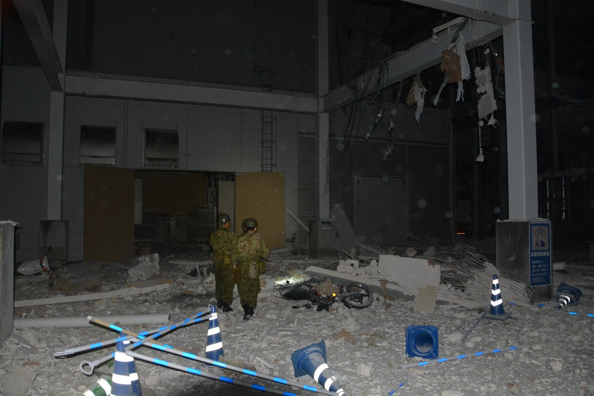 jgsdf_gcc_pao's tweet photo. 令和８年熊本地震によるイオンモール熊本の爆発に伴い、西部方面隊第８師団から部隊を派遣して人命救助活動を行いつつ、継続的に関係機関と各種調整をしています。
#陸上自衛隊　#陸上総隊　#令和８年熊本地震 https://t.co/NiOhse40rT