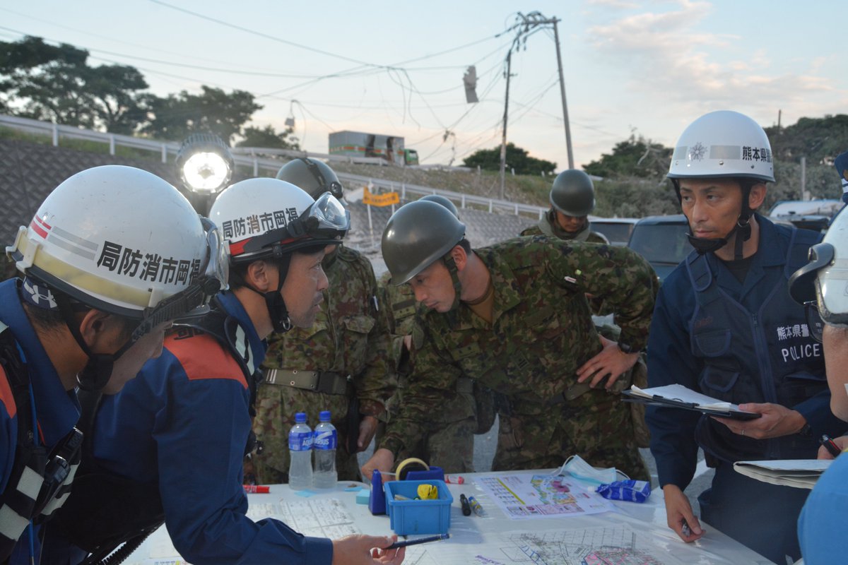 jgsdf_gcc_pao's tweet photo. 令和８年熊本地震によるイオンモール熊本の爆発に伴い、西部方面隊第８師団から部隊を派遣して人命救助活動を行いつつ、継続的に関係機関と各種調整をしています。
#陸上自衛隊　#陸上総隊　#令和８年熊本地震 https://t.co/NiOhse40rT
