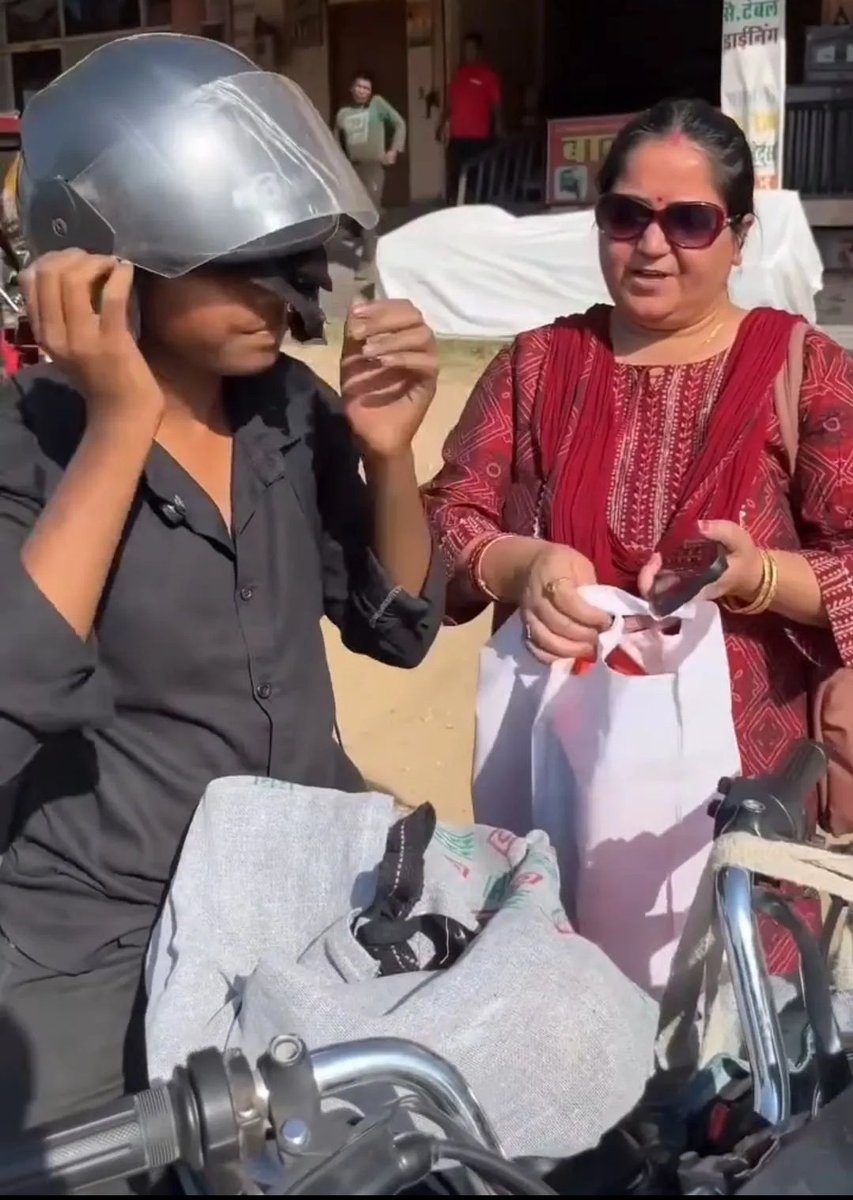 Ansari5k's tweet photo. OTP बता कर आंटी अभी बैठी ही थी कि जगह फ्रूट्स दिखे तो रुकवा कर फ्रूट्स लेने लगी, 
आगे चलकर फिर रुकवाया और कुछ राशन के सामान ली इसी तरह अगली बार जब रुकवाया तो लड़का फ्रस्ट्रेट हो गया लेकिन धैर्य बनाए रखा और कुछ नहीं कहा आंटी जूते लेकर निकली

घर पहुंचाया तो लड़कर ने कहा आंटी आपके 50 की जगह 70 रुपए हो गए आंटी ने कहा कोई बात नहीं बेटे और 70 की जगह 120 दे दिए।

और जाने लगी आंटी को बुलाया और कहा कि आपने 50 रुपए ज्यादा दे दिए हैं और सामान आपका सारा पड़ा ले जाइए 
एंटी ने कहा बेटे बहुत दुबले हो ये सारा मैं ने आपके लिए ही लिया है। 1/2