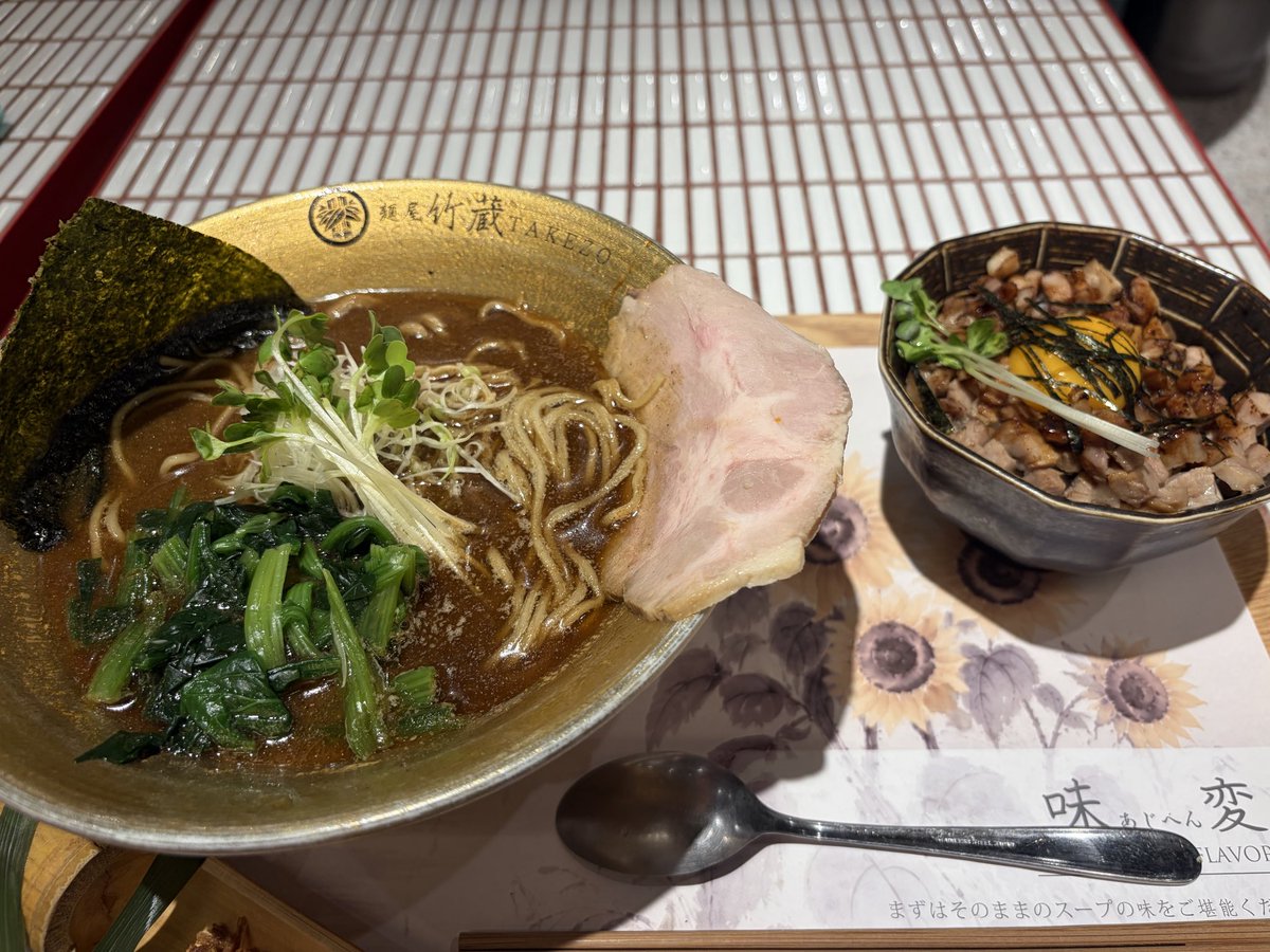 jb23maru's tweet photo. 麺屋　竹蔵
すすきので映画ちいかわ観た帰りにココノススキノでラーメン
味変の薬味が標準で付いてくるのが嬉しい https://t.co/iFPMeNad8j