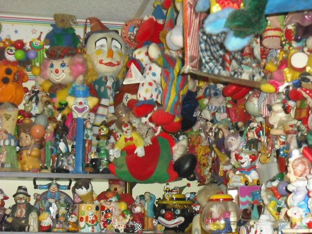 heartmorgue's tweet photo. No such thing as too many clowns... https://t.co/19sK0pwOTw
