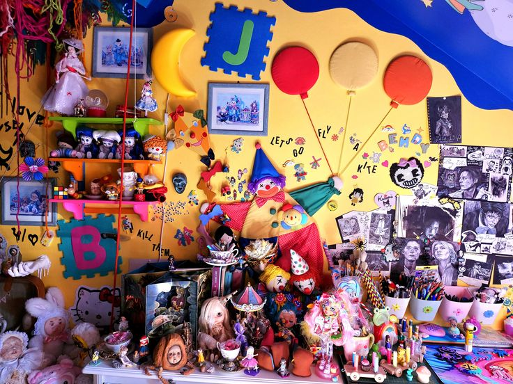heartmorgue's tweet photo. No such thing as too many clowns... https://t.co/19sK0pwOTw
