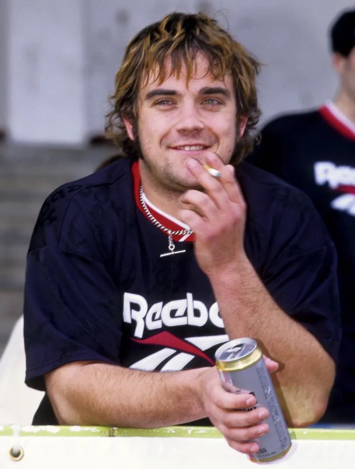 jezfrompeepshow's tweet photo. sometimes i feel like robbie williams when he left take that and got fat for like a year https://t.co/c9W8uUxaCU