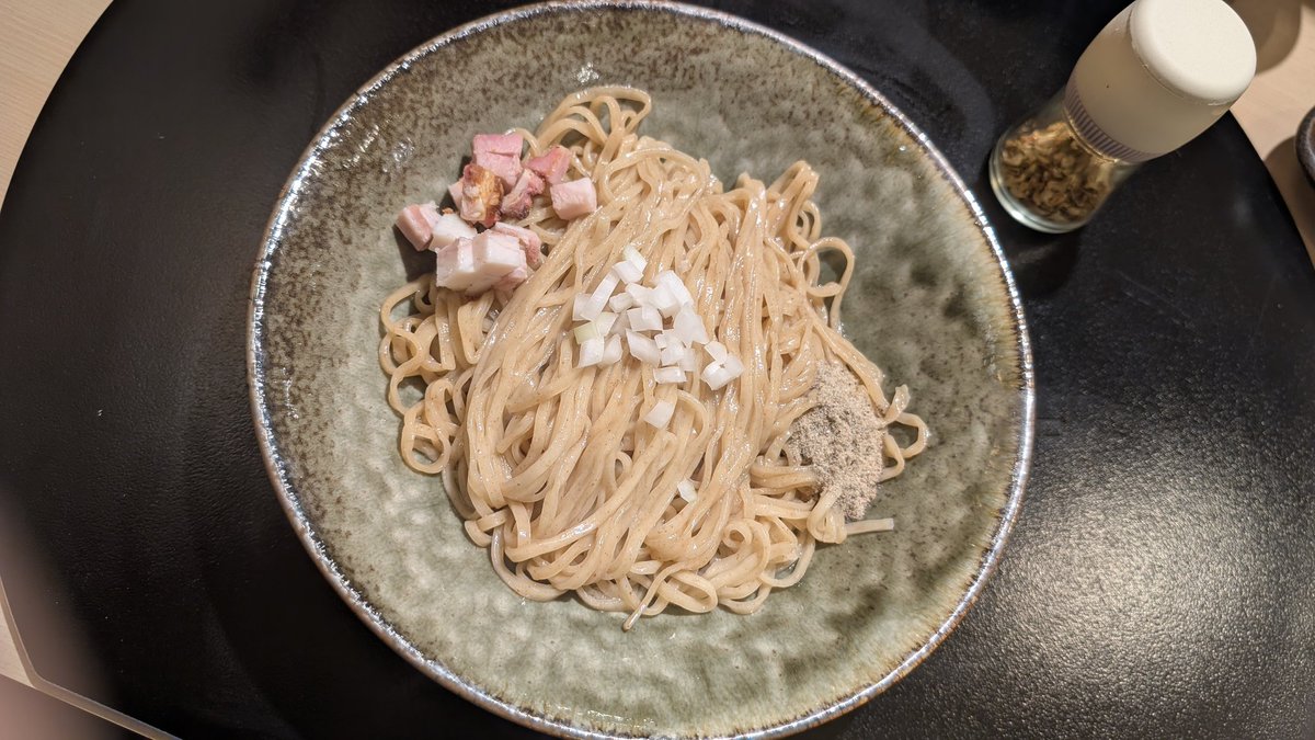 Televiken3rdGen's tweet photo. #中華蕎麦あお木
7/28㈫夜
すだちと昆布の雫
特製昭和の中華そば辛味噌付き
デザート︰和え玉他
今日は残業終わりに🚗💨間に合った😌𓈒𓏸
氷水で締められた麺すっげー美味い‼️食感最高👍鰹と煮干しの冷えっ冷えのスープ美味すぎ‼️茄子の揚げ浸しもっと食べたい🤤推しの昭和の今日のスープが好み💕 https://t.co/1uGelhlAHX