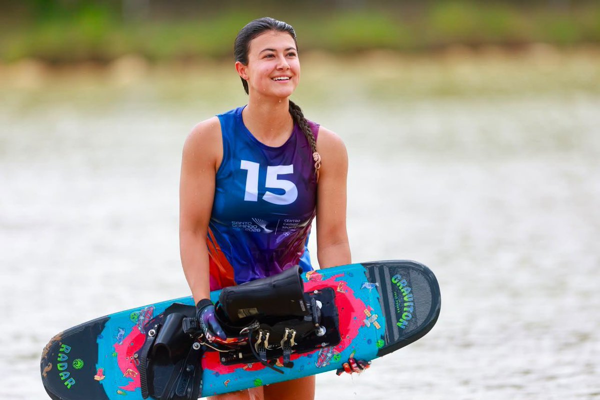 IDRD's tweet photo. 🔥 La deportista del #EquipoBogotá, Daniela Verswyvel García, consiguió su tercera medalla de oro (y cuarta en total), y es la máxima medallista bogotana en los Juegos Centroamericanos y del Caribe 2026, al ganar la modalidad overall en el esquí náutico con 2.903,66 puntos, superando a la colombiana Marina Piedrahita (plata con 2.477,55) y la dominicana Francesca Pigozzi (bronce con 1.358,88). 

Por su parte, Sebastián Martínez obtuvo la medalla de plata en salto con 44.7 m, detrás del local Andrea Pigozzi (oro con 50.7 m) y delante del también dominicano Paolo Pigozzi (bronce con 4.2 m). Y Pablo Alvira fue medalla de bronce en figuras masculino con 7.240 pts, detrás de los mexicanos Patricio Font (oro con 12.290 pts y Pablo Font (plata con 9.240 pts.). ¡Felicidades a nuestros campeones, orgullo bogotano! 💛❤️

📸 Daniela Verswyvel - Cortesía Panam Sports / Mindeporte.