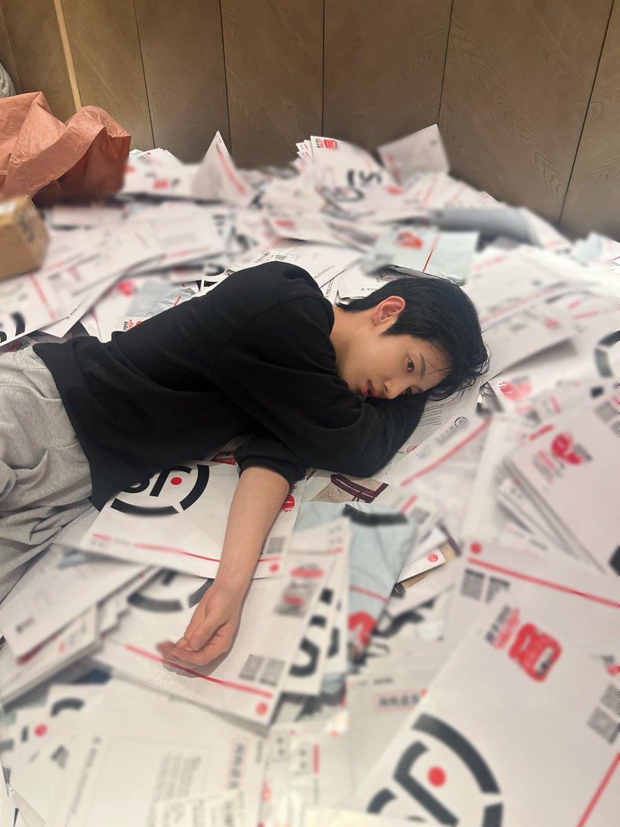 wishmiffy's tweet photo. siwoo reading ALL the fan letters :( https://t.co/n7DTDNELRb
