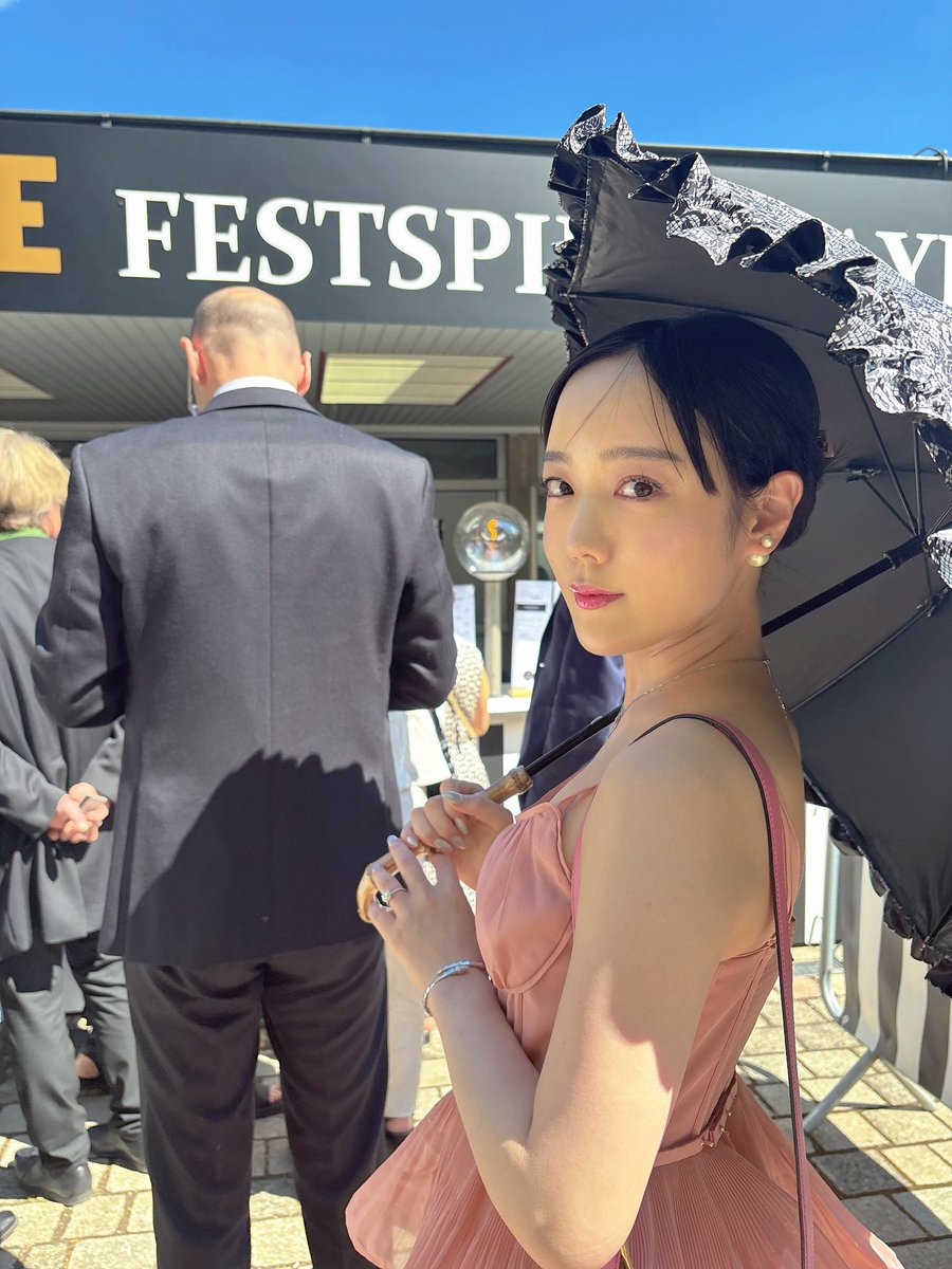 Adelaide___No18's tweet photo. バイロイト祝祭劇場のバイロイト音楽祭で、売店に並んでいるところ🥂
結婚してからガチのフルメイクをする機会がほぼなく、久しぶりにガチのフルメイクをしたんだけど、さすがにかわいスンギ😆 https://t.co/9DoxTmlWUt