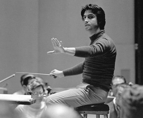 SebastianPJ's tweet photo. Por ser el cumpleaños 85 del maestro Riccardo Muti, a continuación un hilo con serie de videos grabados en ensayos y conciertos. 

👇🏻 https://t.co/4y0Y2CRvHt