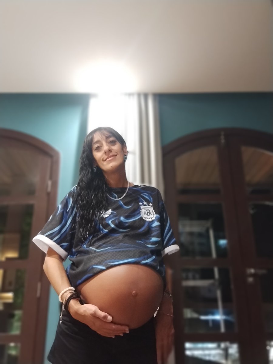 valchis's tweet photo. Ahora que saben que fui mami, les muestro mi panza, fue lo que más ame del embarazo y la extraño horrores. La de argentina es con 36 semanas y ahí nació el pibe jaja no se cómo entraba dentro mío https://t.co/IGfWyzDsXX