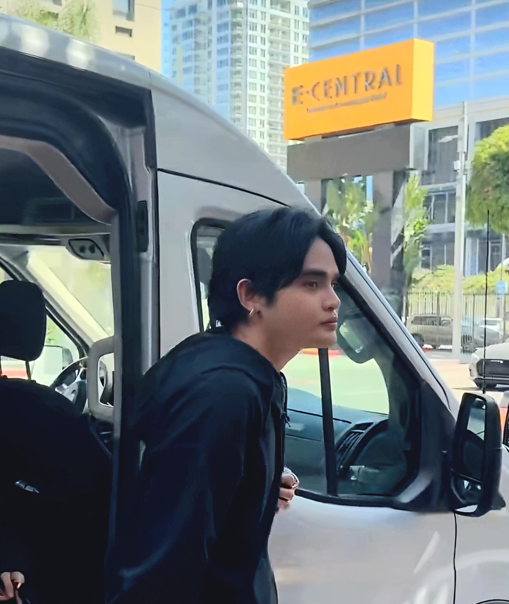 AlingBB_2018's tweet photo. Good morning Pablo, from Da Pilipins to the Grammy Museum ♡

📸: @aics819 

#SB19_PABLO | @imszmc 
#SB19 | @SB19Official https://t.co/uoB1xeSVXK