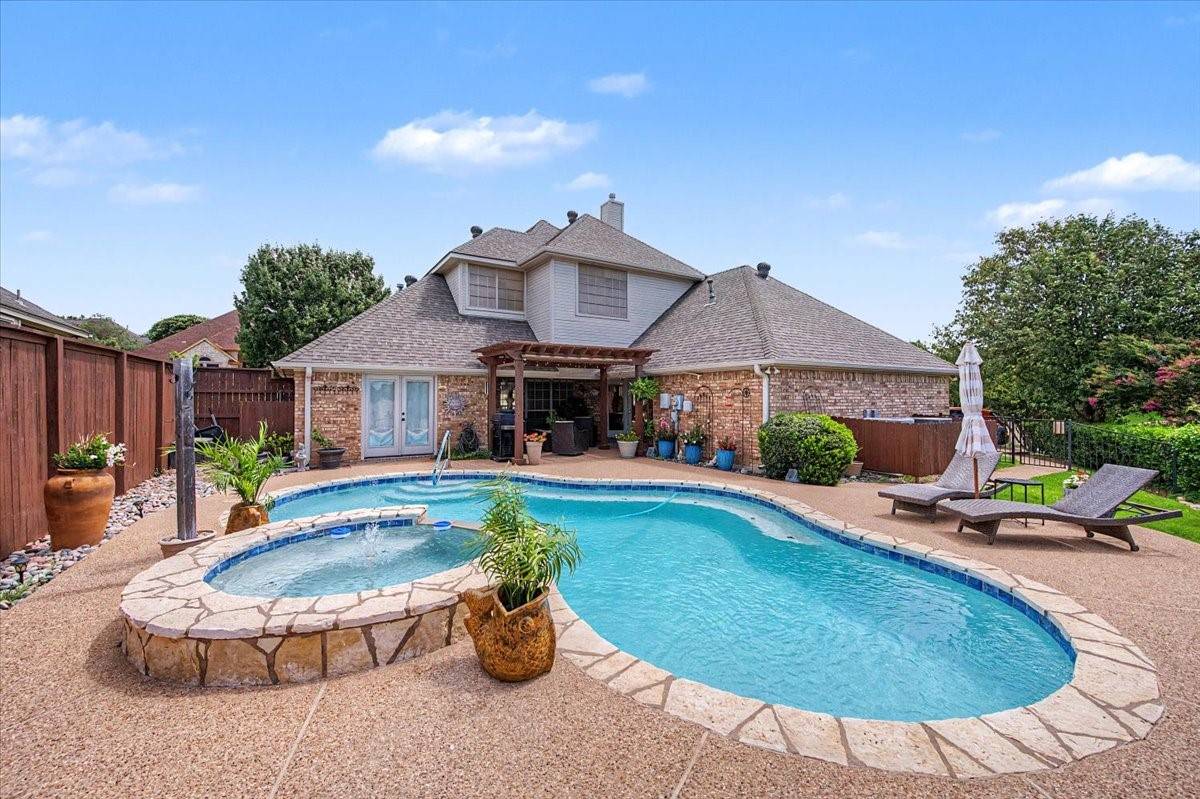 Kings_RE_Group's tweet photo. 🚨 Don’t blink—this Fort Worth gem near Eagle Mountain Lake is already Active Under Contract!
4 beds, 4 baths, corner cul-de-sac lot, updated kitchen, loft office space &amp; a dreamy downstairs primary suite.
#FortWorthHomes #EagleMountainLake https://t.co/WosgBmdz5X
