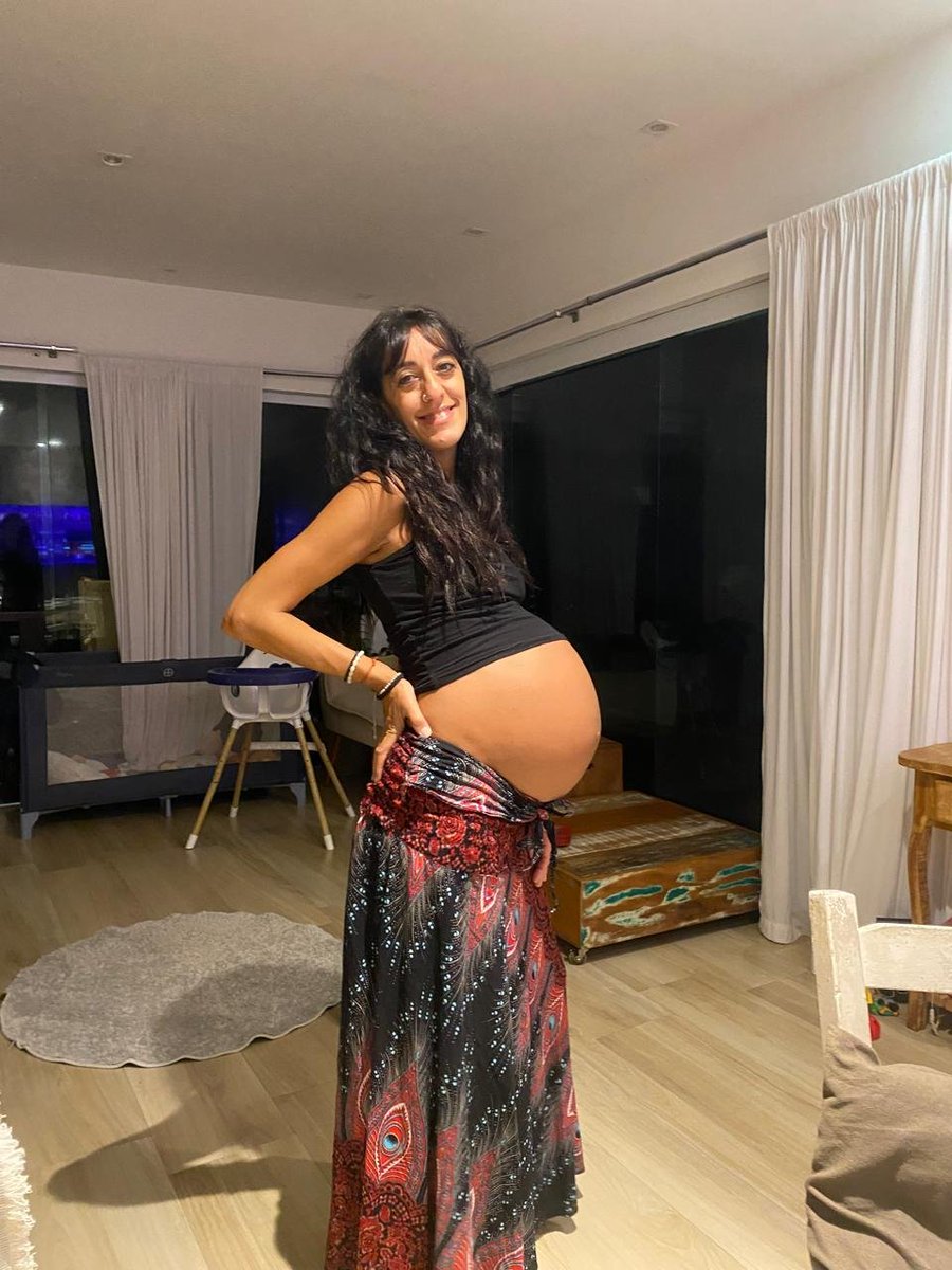 valchis's tweet photo. Ahora que saben que fui mami, les muestro mi panza, fue lo que más ame del embarazo y la extraño horrores. La de argentina es con 36 semanas y ahí nació el pibe jaja no se cómo entraba dentro mío https://t.co/IGfWyzDsXX
