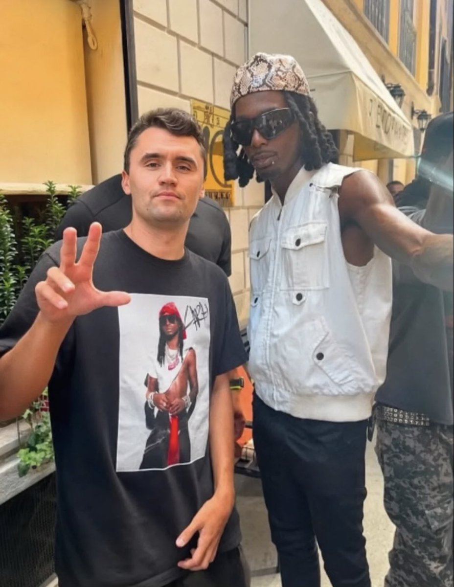 cartisburner__'s tweet photo. Playboi Carti with a fan in Milan 🇮🇹 https://t.co/WSojWNNS52