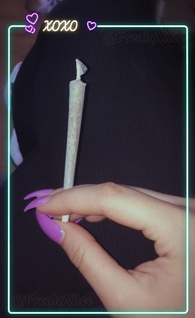 Freakallee's tweet photo. ♡ not new to #nsfwtwt    
♡ Ayooo    
♡ 24 
♡ she/her    
♡ bi   
♡ Sub  ˚.⋆꒰১ ໒꒱⋆.˚  
♡ Mostly hard kinks // 420 friendly ♡⠀    

♡ &amp; rt to be moots !!! https://t.co/5JVpkAidBS