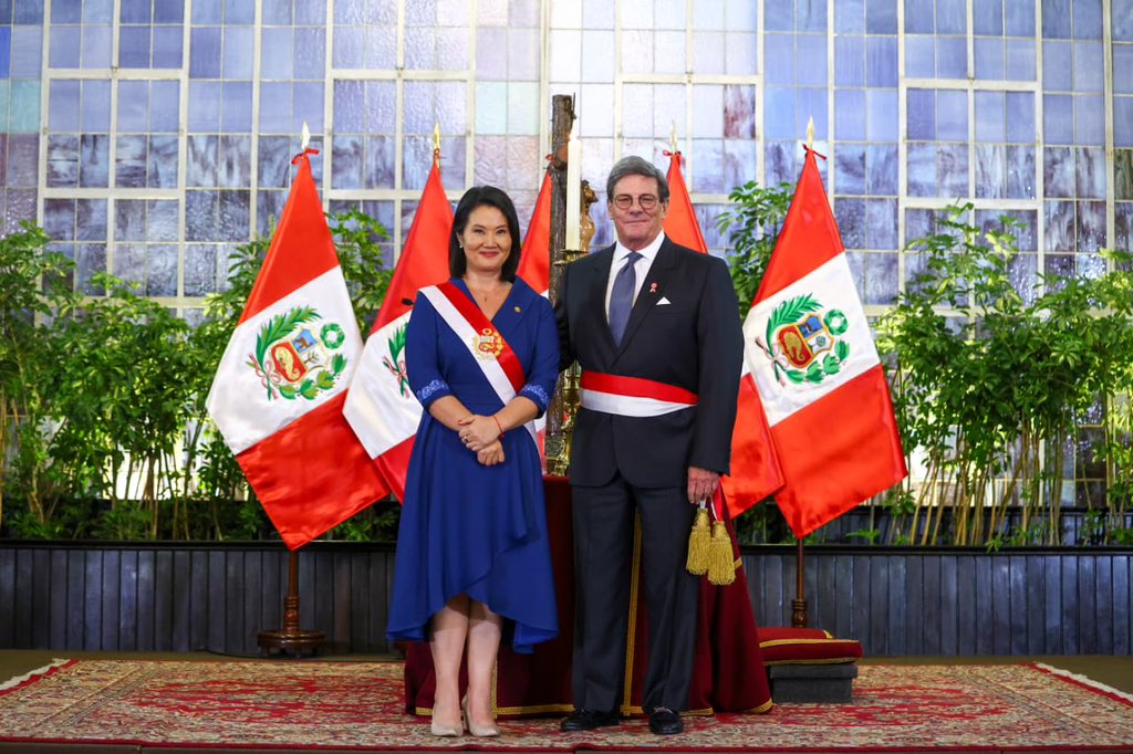 MTC_GobPeru's tweet photo. 🔴 La presidenta de la República, Keiko Fujimori, tomó juramento a Rafael Rey Rey como ministro de Transportes y Comunicaciones, en ceremonia oficial realizada en Palacio de Gobierno.

➡️ Rafael Rey Rey es ingeniero industrial y cuenta con una amplia trayectoria en la gestión pública y el sector empresarial. Ha desempeñado altos cargos como ministro de Estado, congresista, embajador del Perú y director del Banco Central de Reserva del Perú, además de ejercer funciones directivas en importantes empresas del país.