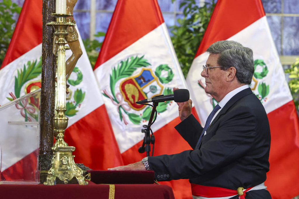MTC_GobPeru's tweet photo. 🔴 La presidenta de la República, Keiko Fujimori, tomó juramento a Rafael Rey Rey como ministro de Transportes y Comunicaciones, en ceremonia oficial realizada en Palacio de Gobierno.

➡️ Rafael Rey Rey es ingeniero industrial y cuenta con una amplia trayectoria en la gestión pública y el sector empresarial. Ha desempeñado altos cargos como ministro de Estado, congresista, embajador del Perú y director del Banco Central de Reserva del Perú, además de ejercer funciones directivas en importantes empresas del país.