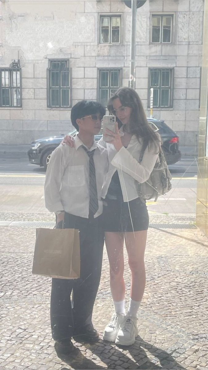 triatarniq's tweet photo. The ideal relationship is one where the woman is taller and her boyfriend is slightly scared of her 👇👇 https://t.co/3McAPAgPh5