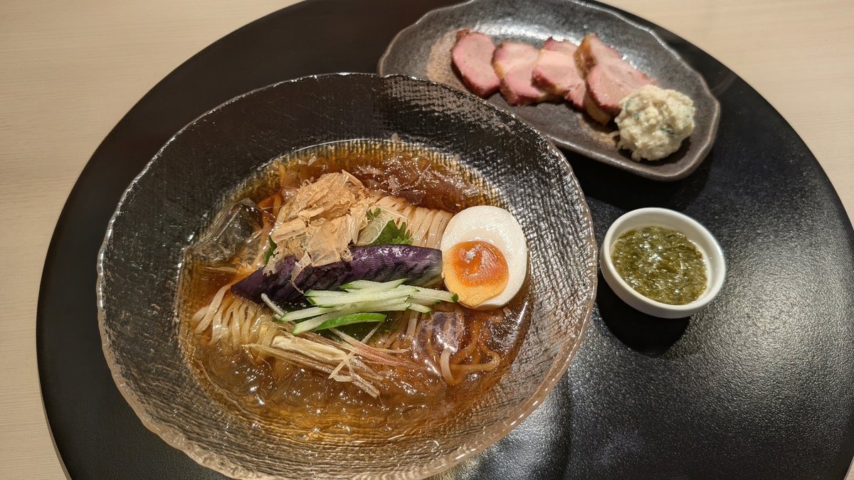 Televiken3rdGen's tweet photo. #中華蕎麦あお木
7/28㈫夜
すだちと昆布の雫
特製昭和の中華そば辛味噌付き
デザート︰和え玉他
今日は残業終わりに🚗💨間に合った😌𓈒𓏸
氷水で締められた麺すっげー美味い‼️食感最高👍鰹と煮干しの冷えっ冷えのスープ美味すぎ‼️茄子の揚げ浸しもっと食べたい🤤推しの昭和の今日のスープが好み💕 https://t.co/1uGelhlAHX