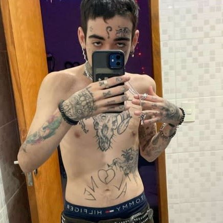 akassaru's tweet photo. Como ser um lil giela em 2026:

1°nasça rico e com um pai deputado
2°copie o rapper emo lil peep da gringa
3°tenha uma fã base de crianças depressiva
4°leve um exposed da tua ex por diversos crimes
5°meta chifre no atual da sua ex ja que ele não satisfaz ela

Definição de brutal https://t.co/FaQFh5zxKX