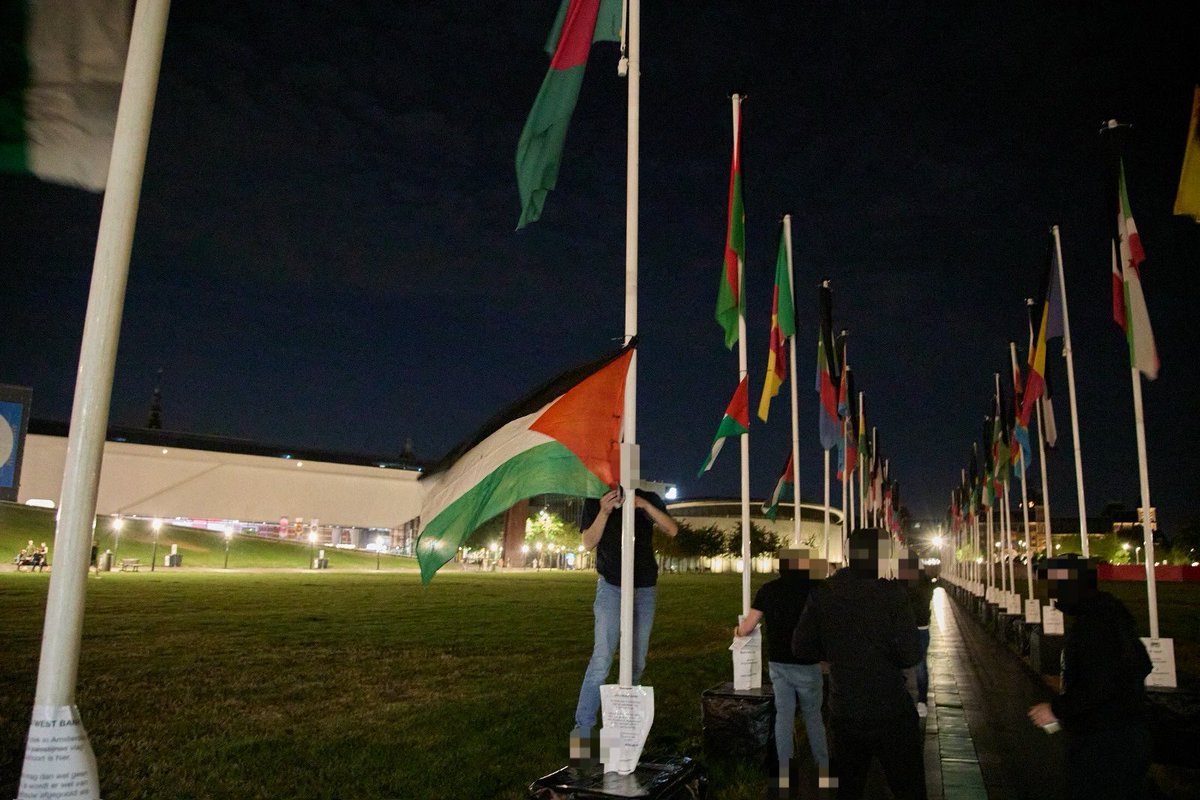 PietKrant's tweet photo. 🏳️‍🌈 Zero Flags Project, of toch niet?

Jarenlang hing de Palestijnse vlag hier, logisch: in de Palestijnse gebieden is homoseksualiteit strafbaar, worden homo’s van daken gegooid, gemarteld of vermoord.

Dit jaar ontbreekt die vlag opeens. Uit angst? Ideologie? Angst voor moslims? https://t.co/sb7KIP9XpC