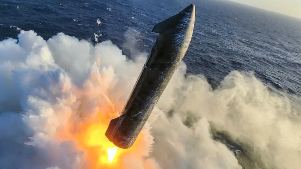 Elonspacemedia's tweet photo. Starship completes its landing burn and splashdown after Flight 13.

Progress is built through testing, learning, and pushing the limits of what’s possible. 🚀 https://t.co/cZGqXOuJG6 https://t.co/E22MEfAcVA