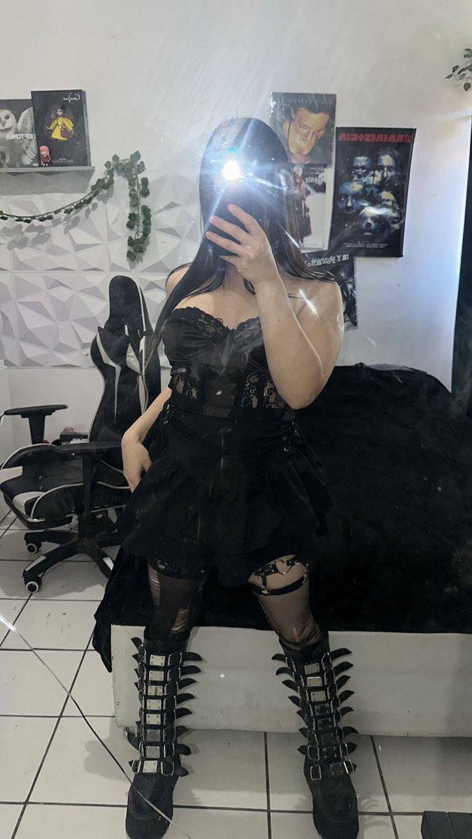 jassiexn's tweet photo. uwu #gothgirls #egirl #egirls #aesthetic #dark #streamer #goth https://t.co/ZWXw2KanGm