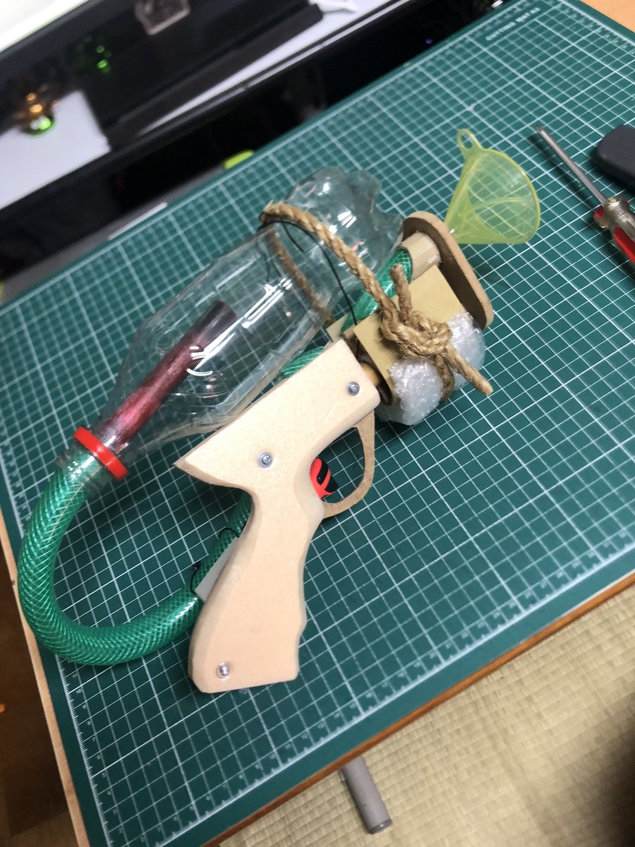 Miluneo's tweet photo. PATシューター制作中
塗装前の写真（散水ホース、じょうご、あさの紐、プチプチ、）ホースもっと曲げたいけどこれ以上は平たく潰れてしまう、ペットボトルはいろいろ試してみようと思う皆様おはよう御座います🍛 https://t.co/slKDUJdlI4