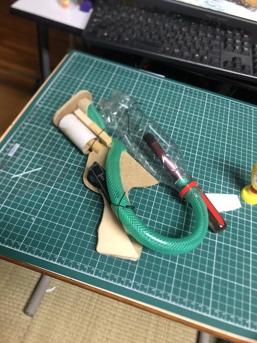 Miluneo's tweet photo. PATシューター制作中
塗装前の写真（散水ホース、じょうご、あさの紐、プチプチ、）ホースもっと曲げたいけどこれ以上は平たく潰れてしまう、ペットボトルはいろいろ試してみようと思う皆様おはよう御座います🍛 https://t.co/slKDUJdlI4