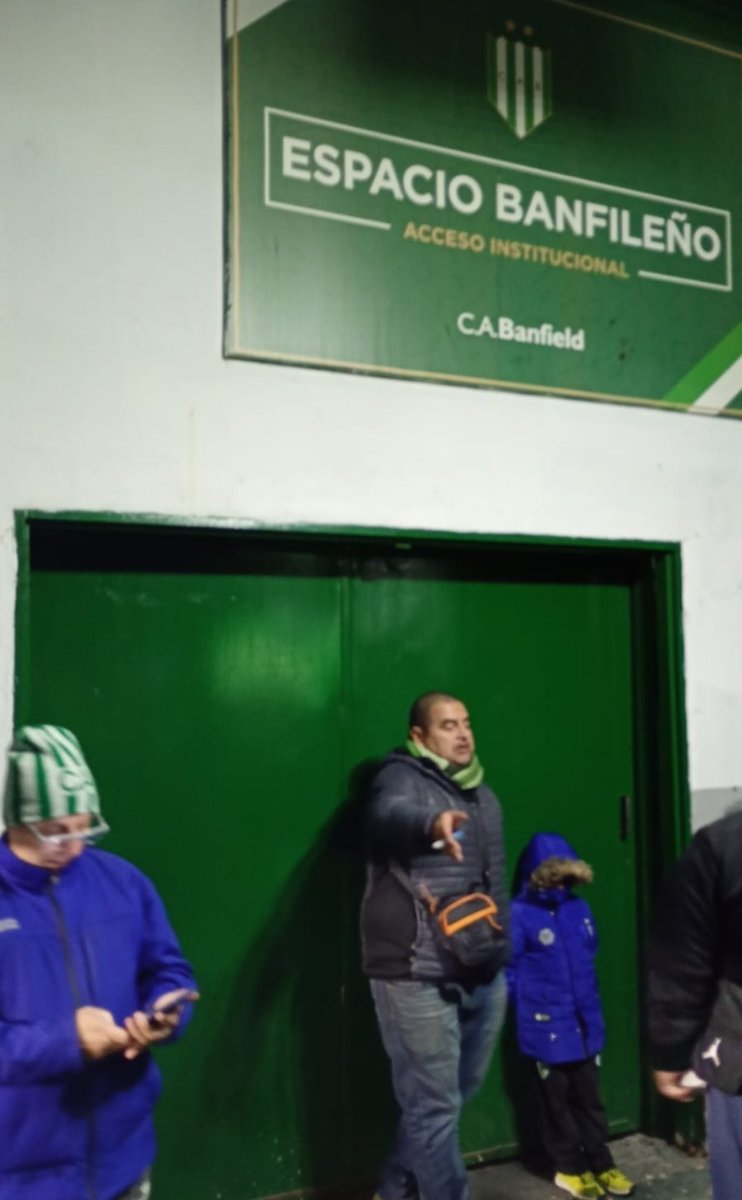 diego_streith's tweet photo. Para estar ahi al ladito del pinguino de la transmision apuntando boludeces estas @GNipoti  pero para ocuparte de los socios que queremos venir a tomar o comer algo en la Mauriño no. Cerrado. Una vergüenza. Cada vez mas lejos de la gente Mariotto y Cia. #Banfield https://t.co/xUaqNxUz7j