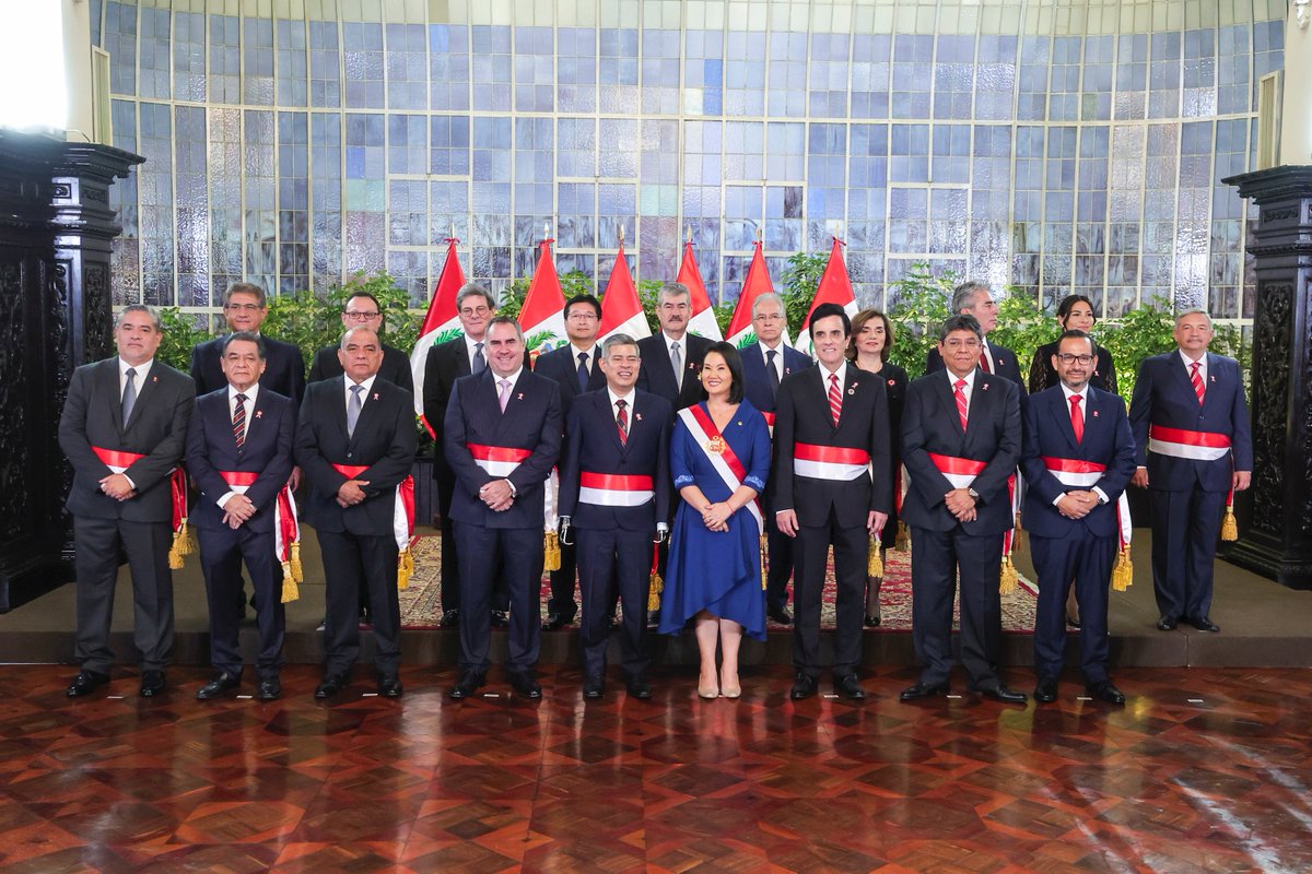 MINCETUR's tweet photo. 🇵🇪 Rogers Martín Valencia Espinoza juró ante la presidenta de la República, Keiko Fujimori, como ministro Comercio Exterior y Turismo, en una ceremonia realizada en Palacio de Gobierno. Con más de 35 años de experiencia en el sector público y privado, el nuevo titular del Mincetur inicia una gestión orientada a fortalecer el desarrollo del turismo y promover las exportaciones del país.
#NotaDePrensa | https://t.co/FyWza0Vbdl