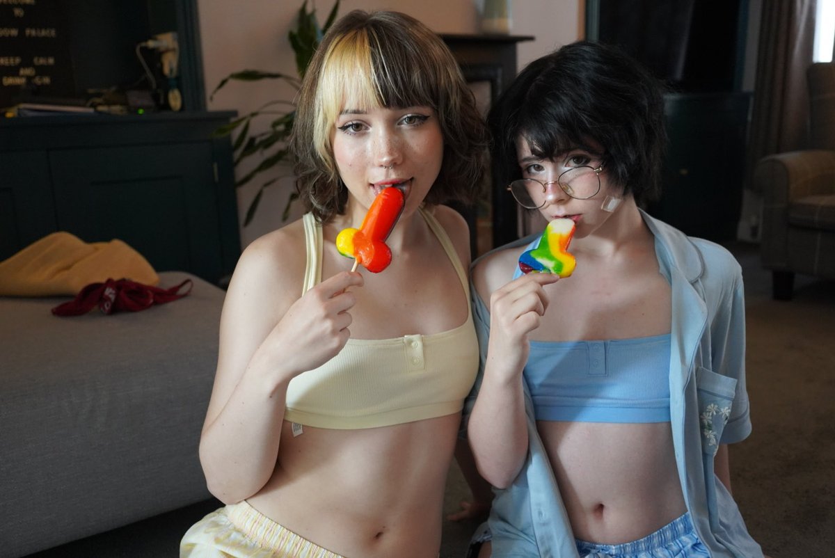 sweepkii_'s tweet photo. Who do you think sucks better >;3 https://t.co/sLsCqpTaFU