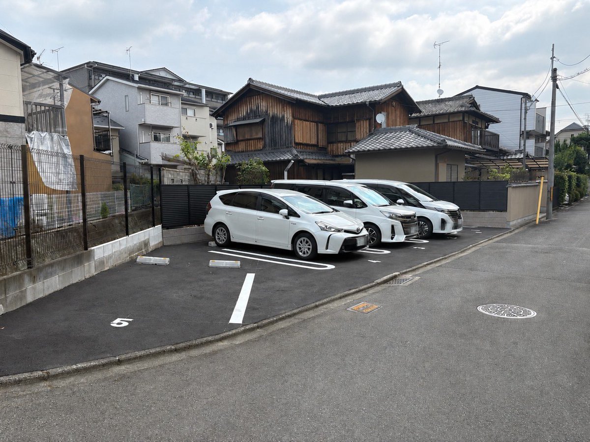 Renoparking's tweet photo. リノパーキング花園駅前（月極駐車場） が8月1日にオープンします！

現在、契約者様を募集中です🫡

✅ 花園駅まで徒歩約3分
✅ 通勤・通学に便利

花園駅前で月極駐車場をお探しの方は、ぜひお気軽にお問い合わせください！
📍リノパーキング花園駅前
https://t.co/52rRTV5M87

#京都 #花園駅 #月極 https://t.co/j9rAzIQ3fg