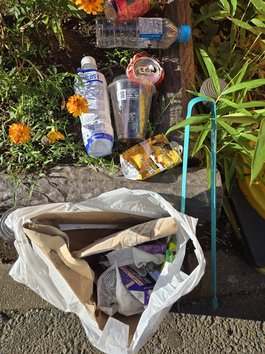 teruyooon's tweet photo. おはようございます👋
お散歩🚶‍♀️ゴミ拾い🗑️

公園の階段途中に置かれた
飲みかけの
高級水｢温泉水99｣

（ふーむ🤔こんなに高級な水を買う方も
ポイ捨てするんやな）

と思ってトングで持ち上げようとすると、

階段の上から
｢ちょちょちょー｣と声が(笑)

ポイ捨てでなくて良かった🌟

良い1日を⤴️ https://t.co/9HaXu5ghFX