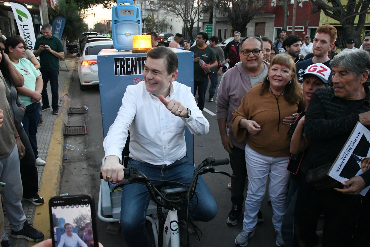 frentecivicosde's tweet photo. Así vivimos otra jornada de puro compromiso y militancia en el Club Coronel Suárez y en nuestra casa del Frente Cívico 📸🫂

¡Gracias a todos los vecinos de los circuitos 7, 7A, 9, 1, 5 y 6 por sumarse y bancar este proyecto que no para! https://t.co/4JCl9c14ao